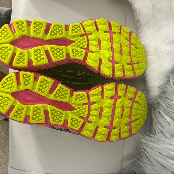 Size 6 WIDE New balance running shoes - Picture 2 of 5